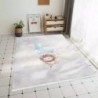 فرش اتاق کودک طرح شیر بازیگوش طوسی (غیربرجسته)
